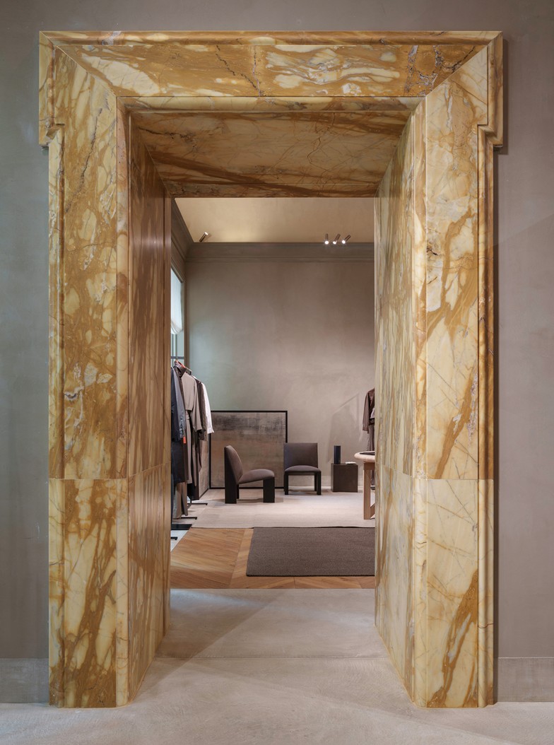 Yellow marble passage leading to the womenswear room — Massimo Dutti Rome