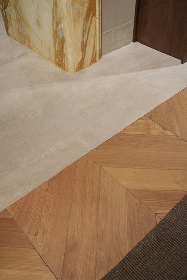 Stone, parquet and carpet meeting beside a marble doorframe — Massimo Dutti Rome