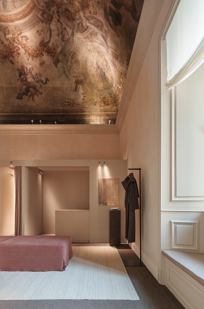 Room with ceiling frescoes, an upholstered bench and a window — Massimo Dutti Rome