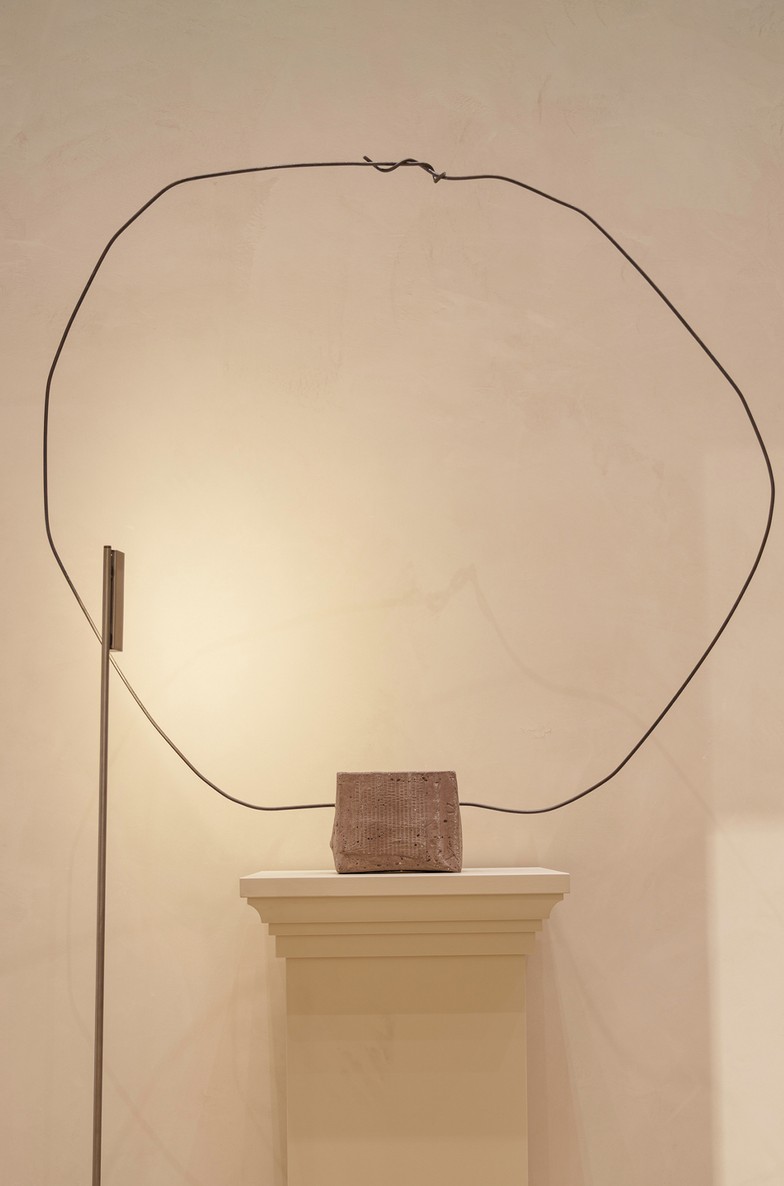 Wire sculpture on a stone pedestal — Massimo Dutti Rome