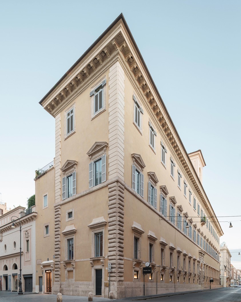 Corner of the Palazzo Ruspoli façade on Via del Corso — Massimo Dutti Rome
