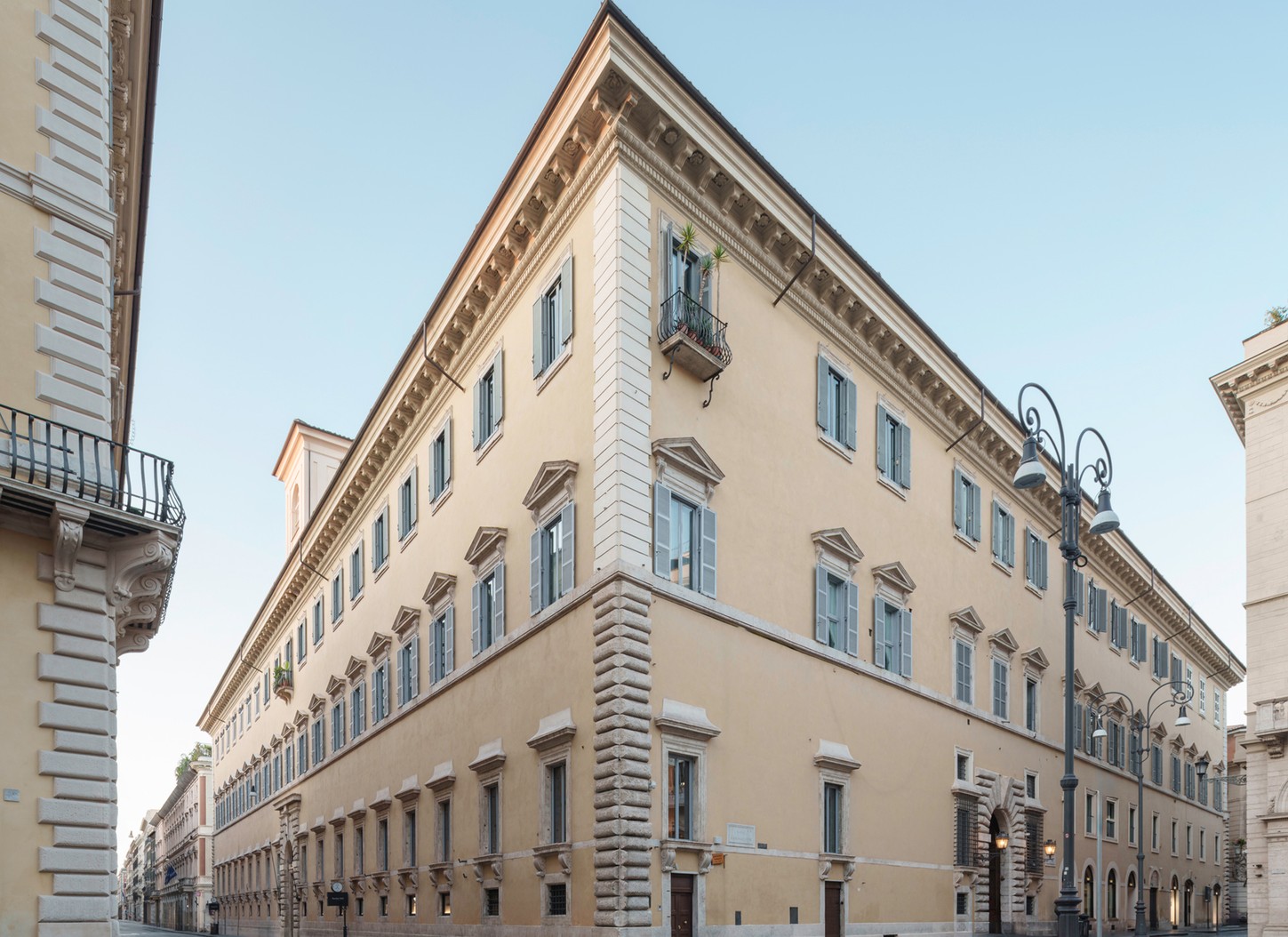 Façade of Palazzo Ruspoli seen from Via del Corso — Massimo Dutti Rome